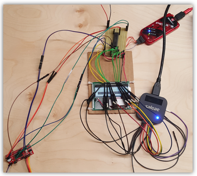 Hitachi HD44780 LCD connected in 4-bit mode with logic analyzer