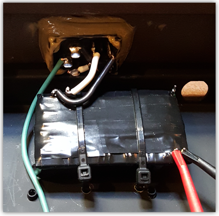 Power supply with grounding wire attached to case